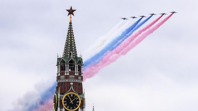 Самолеты-буксировщики мишеней Су-25БМ во время воздушной части парада в честь 76-й годовщины Победы в Великой Отечественной войне в Москве Самолеты-буксировщики мишеней Су-25БМ во время воздушной части парада в честь 76-й годовщины Победы в Великой Отечественной войне в Москве