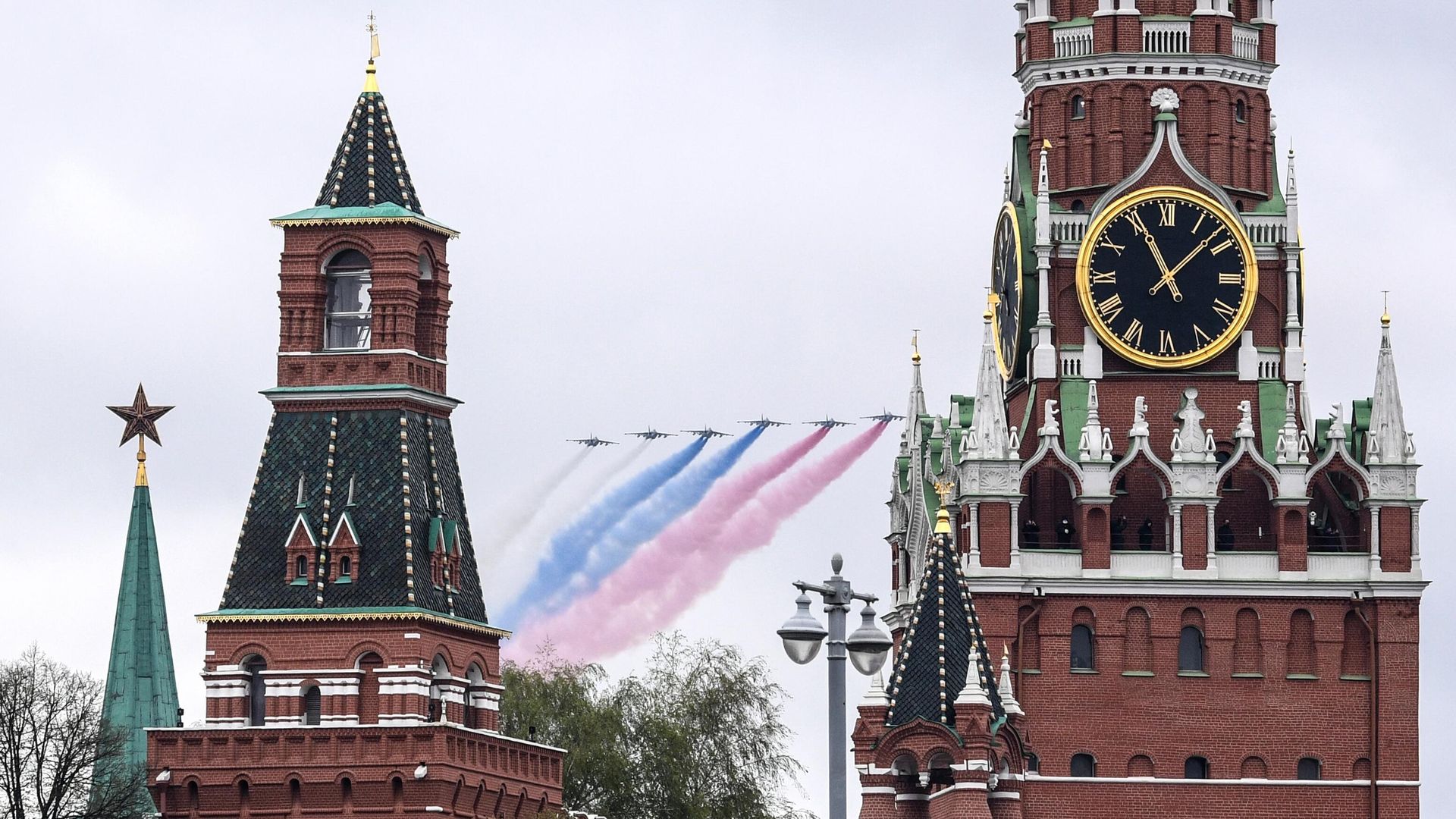 Самолеты-буксировщики мишеней Су-25БМ во время воздушной части парада Победы Самолеты-буксировщики мишеней Су-25БМ во время воздушной части парада Победы - РИА Новости, 1920, 08.05.2022