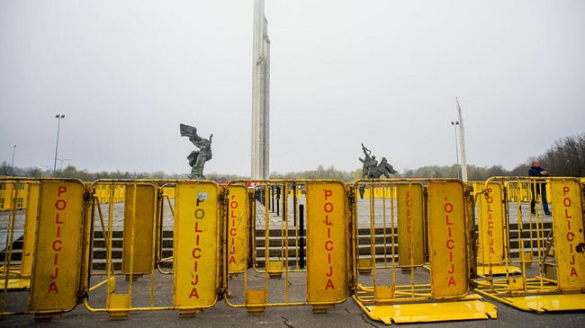 Полиция Латвии в День Победы перекрыла доступ к памятнику Освободителям в Риге Полиция Латвии в День Победы перекрыла доступ к памятнику Освободителям в Риге