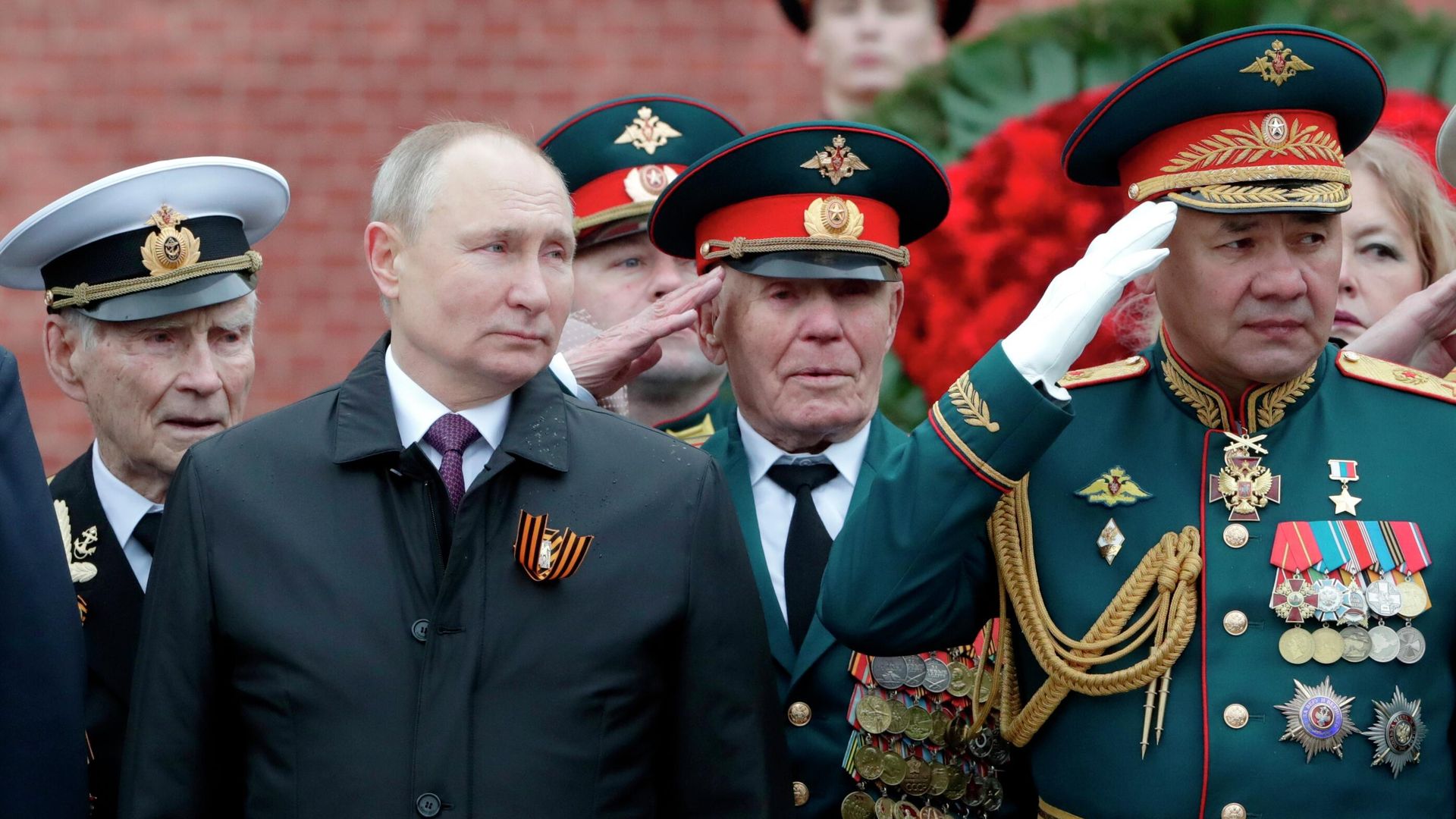 Президент РФ Владимир Путин и министр обороны РФ Сергей Шойгу на церемонии возложения цветов к Вечному огню у Могилы Неизвестного Солдата в Александровском саду Президент РФ Владимир Путин и министр обороны РФ Сергей Шойгу на церемонии возложения цветов к Вечному огню у Могилы Неизвестного Солдата в Александровском саду - РИА Новости, 1920, 09.05.2021