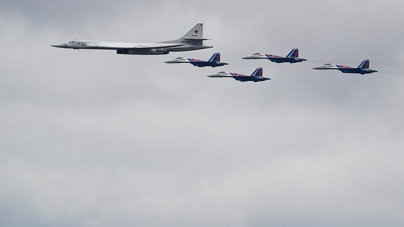 Стратегический бомбардировщик-ракетоносец Ту-160 и истребители Су-35С пилотажной группы Русские витязи пролетают над Москвой во время воздушной части парада в честь 76-й годовщины Победы - РИА Новости, 1920, 16.06.2021