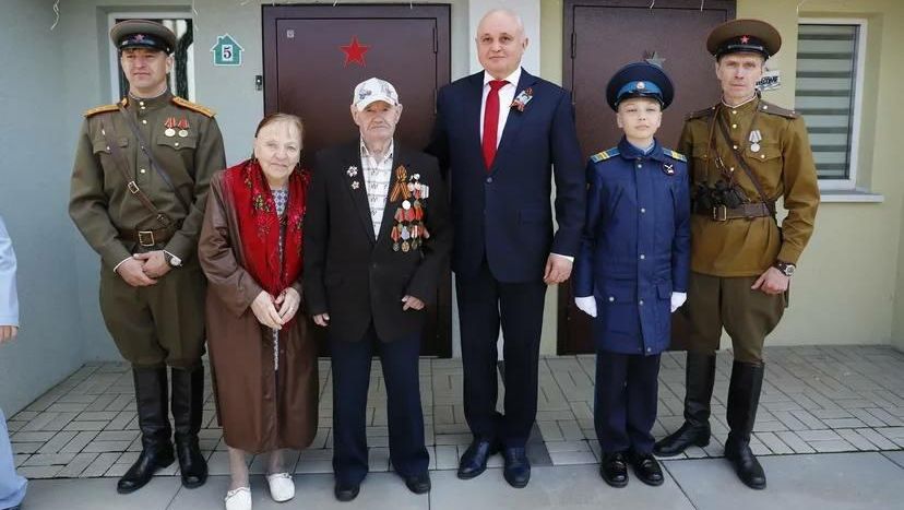 Губернатор Кемеровской области Сергей Цивилев принял участие в акции Парад победы у дома ветерана, поздравив вместе с творческим коллективом 94-летнего фронтовика Павла Гончарова - РИА Новости, 1920, 09.05.2021