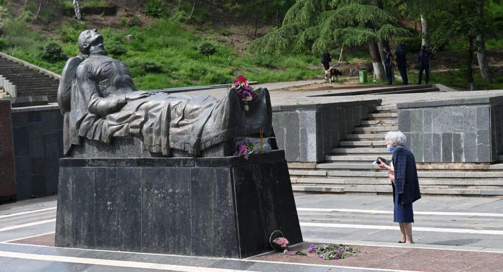 Могила Неизвестного солдата в парке Ваке в Тбилиси, Грузия. 9 мая 2021 Могила Неизвестного солдата в парке Ваке в Тбилиси, Грузия. 9 мая 2021 - РИА Новости, 1920, 28.04.2022