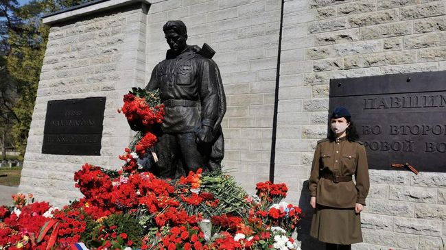 В почетном карауле один человек у Бронзового солдата в Таллине
В почетном карауле один человек у Бронзового солдата в Таллине