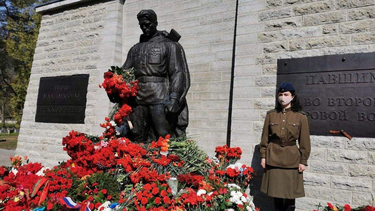 В почетном карауле один человек у Бронзового солдата в Таллине 
 - РИА Новости, 1920, 09.05.2021