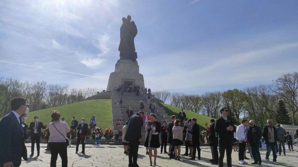 Памятная церемония возложения венков на советском воинском мемориале в Трептов-парке Памятная церемония возложения венков на советском воинском мемориале в Трептов-парке - РИА Новости, 1920, 09.05.2021