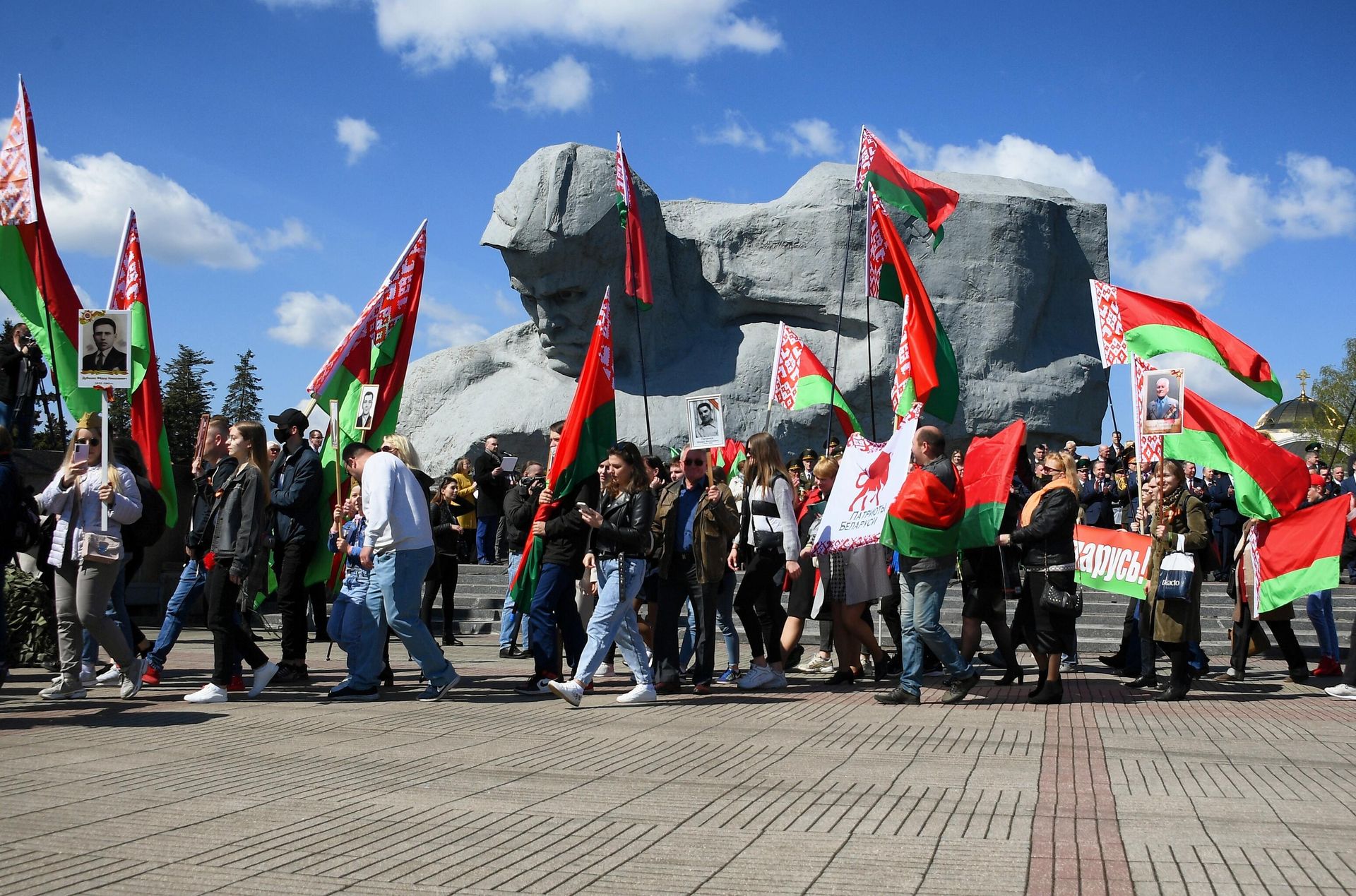 Участники акции Беларусь помнит на митинге, посвященном 76-й годовщине Победы в Великой Отечественной войне, на территории мемориального комплекса Брестская крепость – герой Участники акции Беларусь помнит на митинге, посвященном 76-й годовщине Победы в Великой Отечественной войне, на территории мемориального комплекса Брестская крепость – герой - РИА Новости, 1920, 28.04.2022