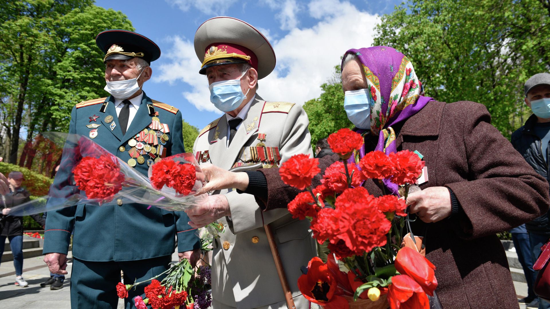 Ветераны во время празднования 76-й годовщины Победы в Великой Отечественной войне у памятника Вечной Славы в Киеве Ветераны во время празднования 76-й годовщины Победы в Великой Отечественной войне у памятника Вечной Славы в Киеве - РИА Новости, 1920, 09.05.2021