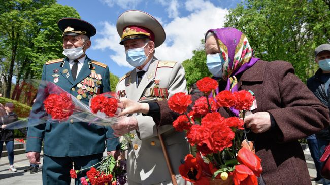 Ветераны во время празднования 76-й годовщины Победы в Великой Отечественной войне у памятника Вечной Славы в Киеве Ветераны во время празднования 76-й годовщины Победы в Великой Отечественной войне у памятника Вечной Славы в Киеве