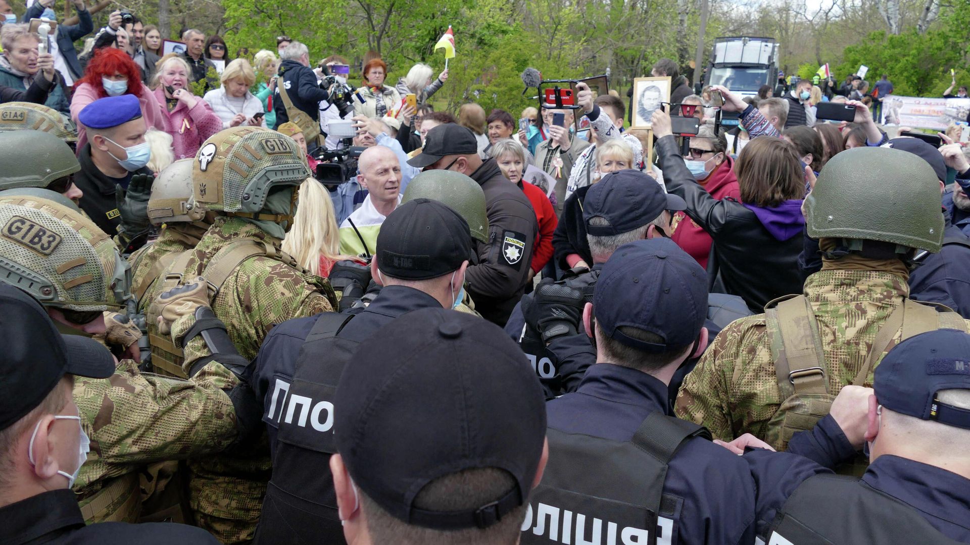 Сотрудники полиции и участники акции Бессмертный полк на аллее Славы в Одессе. 9 мая 2021 - РИА Новости, 1920, 09.05.2021