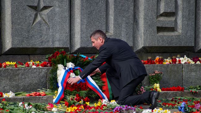 Временный поверенный в делах Российской Федерации в Латвийской Республике Вадим Васильев возлагает венок к памятнику Освободителям в Риге Временный поверенный в делах Российской Федерации в Латвийской Республике Вадим Васильев возлагает венок к памятнику Освободителям в Риге