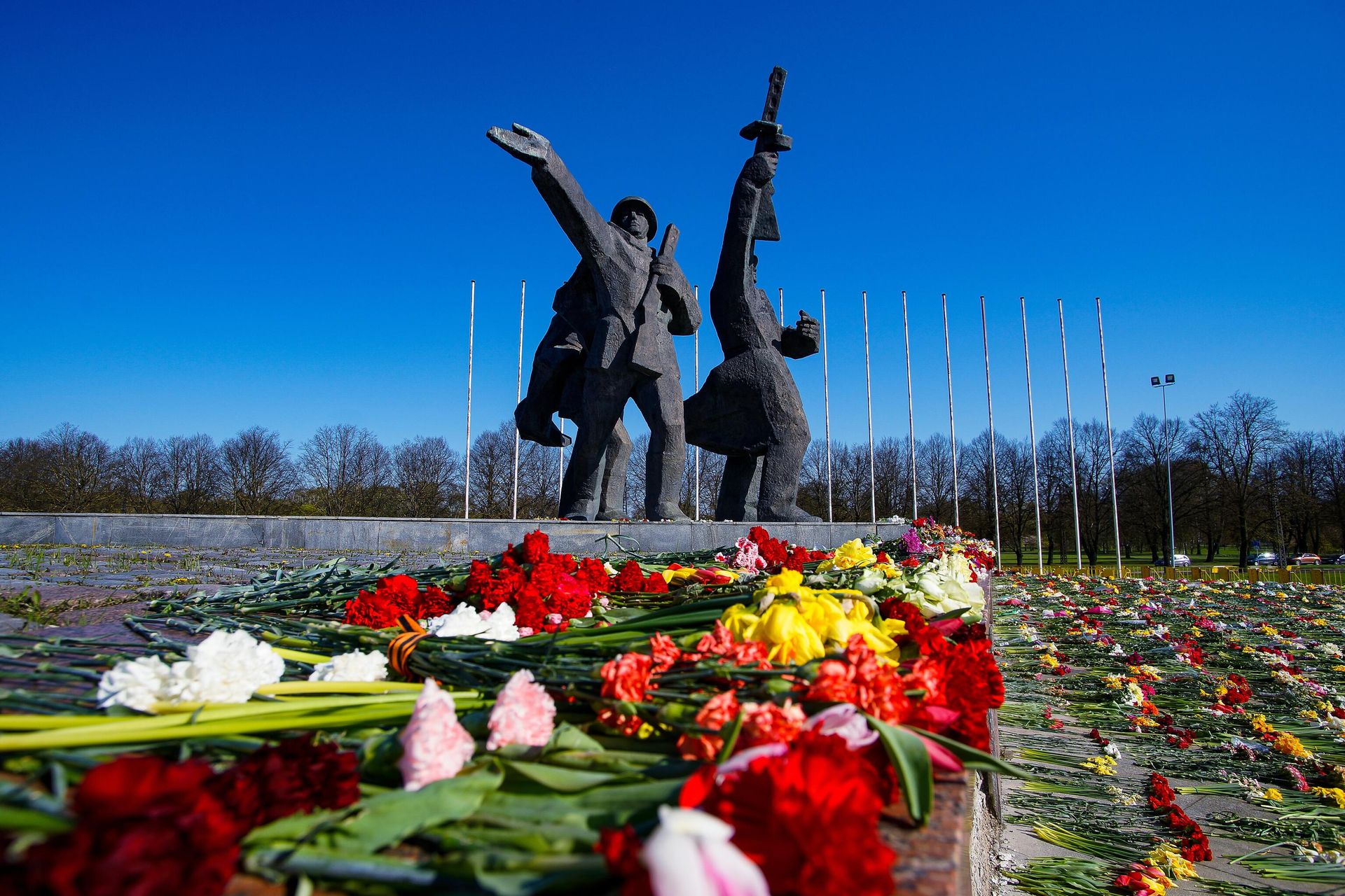 Цветы, возложенные к памятнику Освободителям в Парке Победы в Риге Цветы, возложенные к памятнику Освободителям в Парке Победы в Риге - РИА Новости, 1920, 10.05.2021