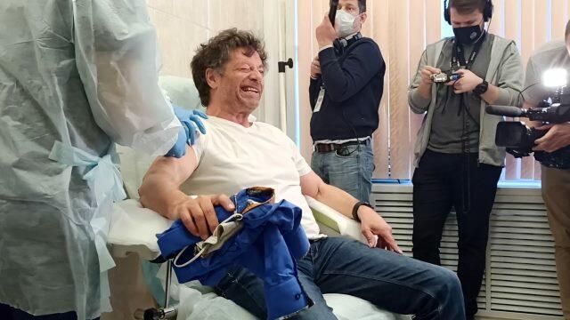 Немецкий депутат делает прививку от коронавируса в Москве Немецкий депутат делает прививку от коронавируса в Москве - РИА Новости, 1920, 10.05.2021