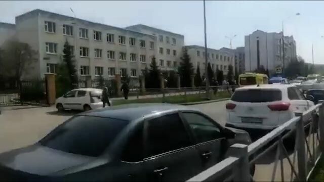 Двое неизвестных открыли стрельбу в казанской школе. Кадры с места проишествия Двое неизвестных открыли стрельбу в казанской школе. Кадры с места проишествия - РИА Новости, 1920, 11.05.2021