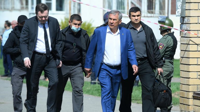Президент Республики Татарстан Рустам Минниханов у школы в Казани, где произошла стрельба Президент Республики Татарстан Рустам Минниханов у школы в Казани, где произошла стрельба