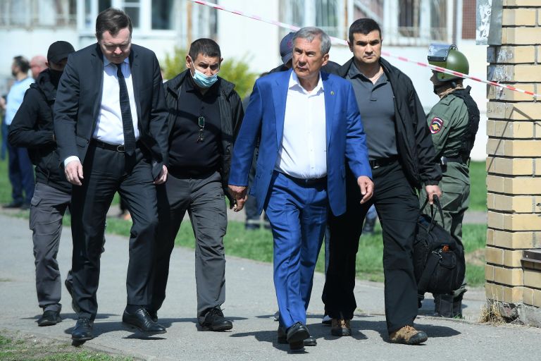 Президент Республики Татарстан Рустам Минниханов у школы в Казани, где произошла стрельба Президент Республики Татарстан Рустам Минниханов у школы в Казани, где произошла стрельба