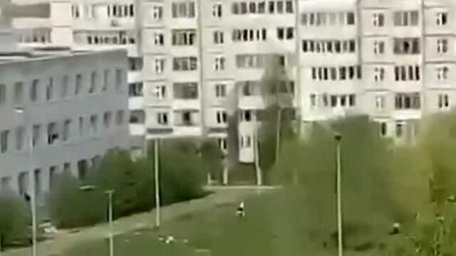 Дети спасаются, выпрыгивая из окон казанской школы. Кадры очевидцев Дети спасаются, выпрыгивая из окон казанской школы. Кадры очевидцев - РИА Новости, 1920, 11.05.2021