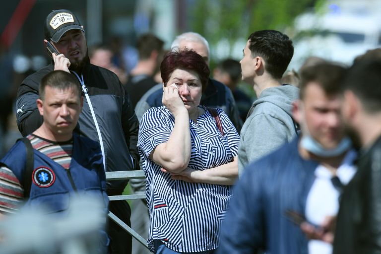 Люди у школы в Казани, где произошла стрельба Люди у школы в Казани, где произошла стрельба