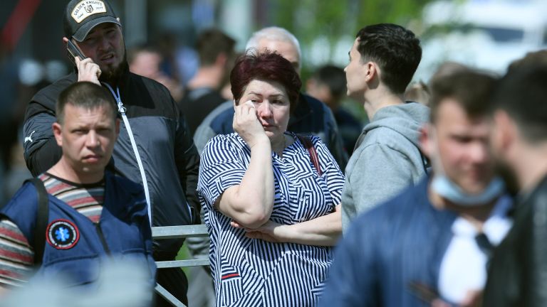 Люди у школы в Казани, где произошла стрельба Люди у школы в Казани, где произошла стрельба