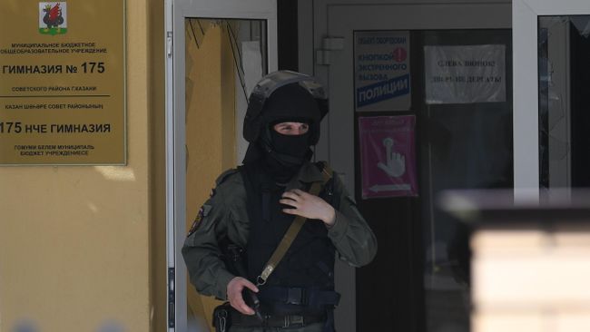 Сотрудник правоохранительных органов у школы в Казани, где произошла стрельба