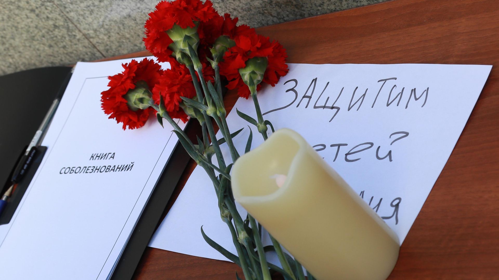 Цветы в память о жертвах трагедии в казанской школе Цветы в память о жертвах трагедии в казанской школе - РИА Новости, 1920, 11.05.2021