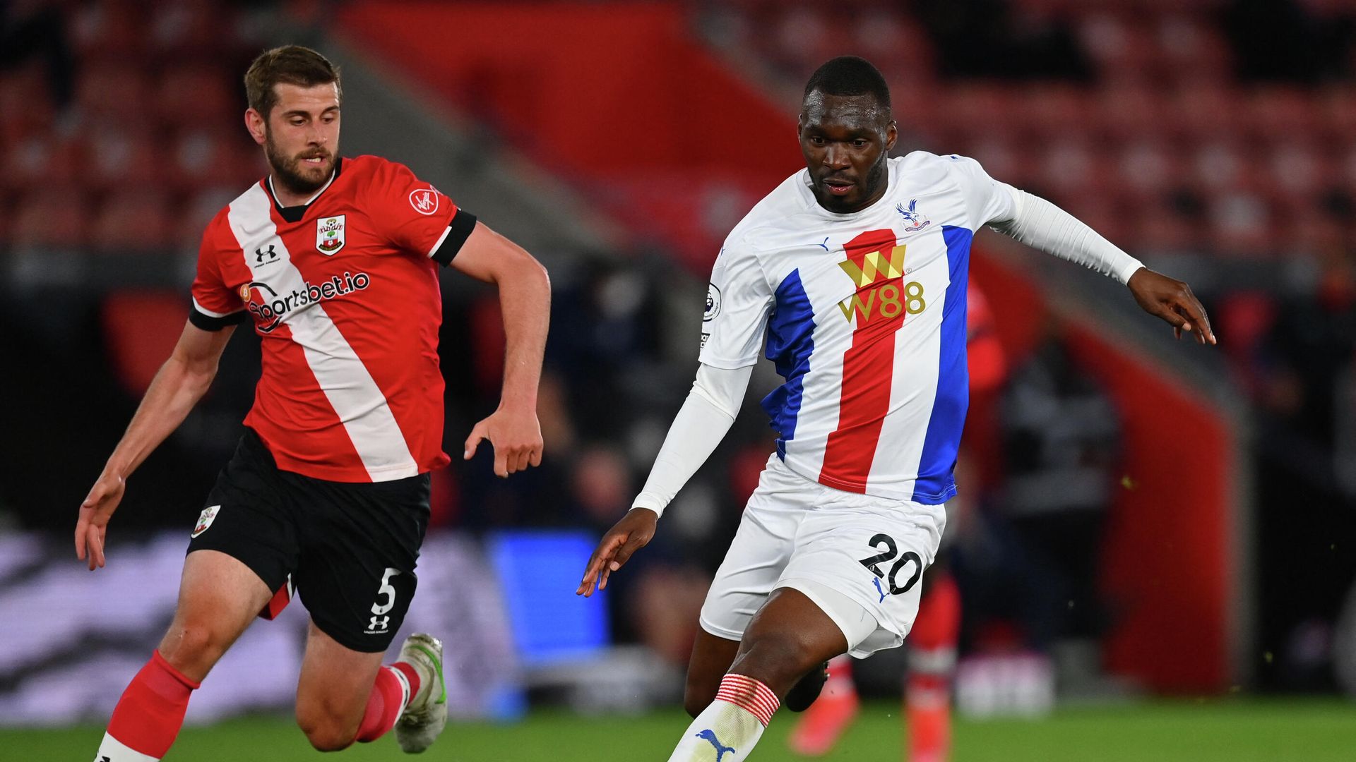 Southampton's English defender Jack Stephens (L) vies with Crystal Palace's Zaire-born Belgian striker Christian Benteke during the English Premier League football match between Southampton and Crystal Palace at St Mary's Stadium in Southampton, southern England on May 11, 2021. (Photo by DAN MULLAN / POOL / AFP) / RESTRICTED TO EDITORIAL USE. No use with unauthorized audio, video, data, fixture lists, club/league logos or 'live' services. Online in-match use limited to 120 images. An additional 40 images may be used in extra time. No video emulation. Social media in-match use limited to 120 images. An additional 40 images may be used in extra time. No use in betting publications, games or single club/league/player publications. / Southampton's English defender Jack Stephens (L) vies with Crystal Palace's Zaire-born Belgian striker Christian Benteke during the English Premier League football match between Southampton and Crystal Palace at St Mary's Stadium in Southampton, southern England on May 11, 2021. (Photo by DAN MULLAN / POOL / AFP) / RESTRICTED TO EDITORIAL USE. No use with unauthorized audio, video, data, fixture lists, club/league logos or 'live' services. Online in-match use limited to 120 images. An additional 40 images may be used in extra time. No video emulation. Social media in-match use limited to 120 images. An additional 40 images may be used in extra time. No use in betting publications, games or single club/league/player publications. / - РИА Новости, 1920, 12.05.2021