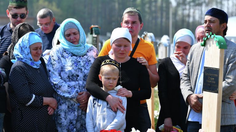 Похороны погибших в результате стрельбы в школе №175 в Казани Похороны погибших в результате стрельбы в школе №175 в Казани
