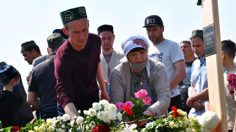 Похороны погибших в результате стрельбы в школе №175 в Казани Похороны погибших в результате стрельбы в школе №175 в Казани
