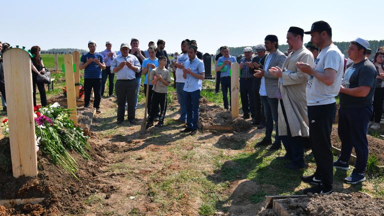 Похороны погибших в результате стрельбы в школе №175 в Казани Похороны погибших в результате стрельбы в школе №175 в Казани
