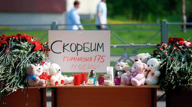 Цветы и мягкие игрушки у гимназии No175 на улице Джаудата Файзи в Казани