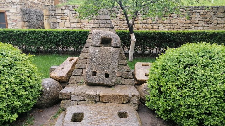 Каменный якорь в цитадели Нарын-Кала в Дербенте Каменный якорь в цитадели Нарын-Кала в Дербенте