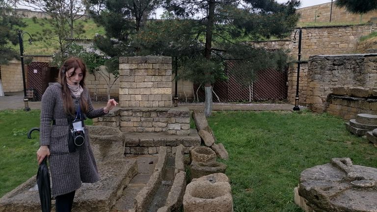 Экскурсовод рассказывает о древнем водопроводе в Нарын-Кала
