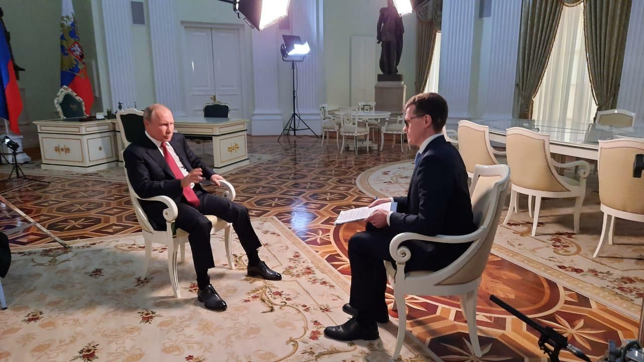 Президент РФ Владимир Путин и автор и соведущий программы Москва. Кремль. Путин Павел Зарубин Президент РФ Владимир Путин и автор и соведущий программы Москва. Кремль. Путин Павел Зарубин - РИА Новости, 1920, 09.06.2021