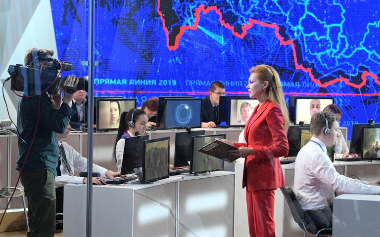  Телеведущая Татьяна Ремезова в колл-центре Гостиного двора во время ежегодной специальной программы Прямая линия с Владимиром Путиным в эфире российских телеканалов и радиостанций