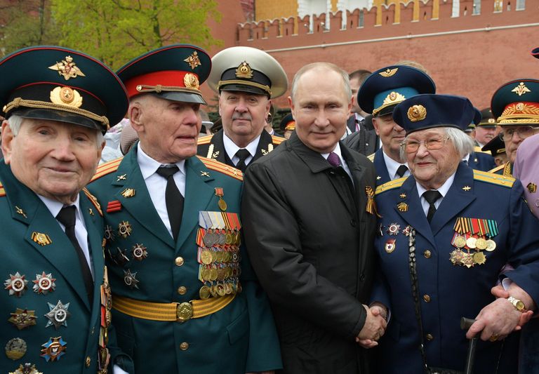 Президент РФ Владимир Путин фотографируется с ветеранами после церемонии возложения цветов к Вечному огню у Могилы Неизвестного Солдата в Александровском саду Президент РФ Владимир Путин фотографируется с ветеранами после церемонии возложения цветов к Вечному огню у Могилы Неизвестного Солдата в Александровском саду