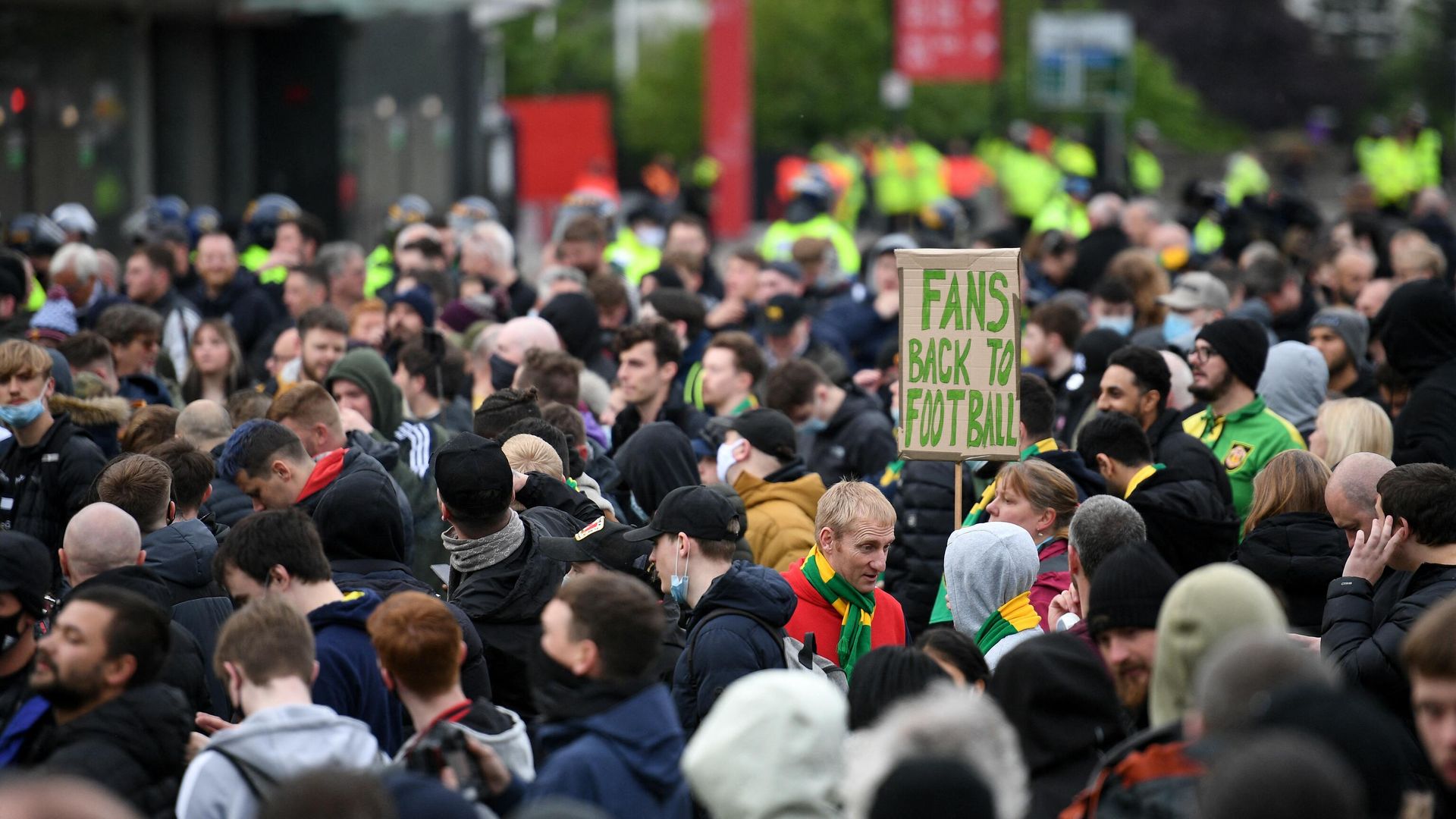 Demonstrators protest against Manchester United's owners outside Old Trafford stadium in Manchester, north west England, on May 13, 2021, ahead of the English Premier League football match between Manchester United and Liverpool. (Photo by Oli SCARFF / AFP) Demonstrators protest against Manchester United's owners outside Old Trafford stadium in Manchester, north west England, on May 13, 2021, ahead of the English Premier League football match between Manchester United and Liverpool. (Photo by Oli SCARFF / AFP) - РИА Новости, 1920, 13.05.2021