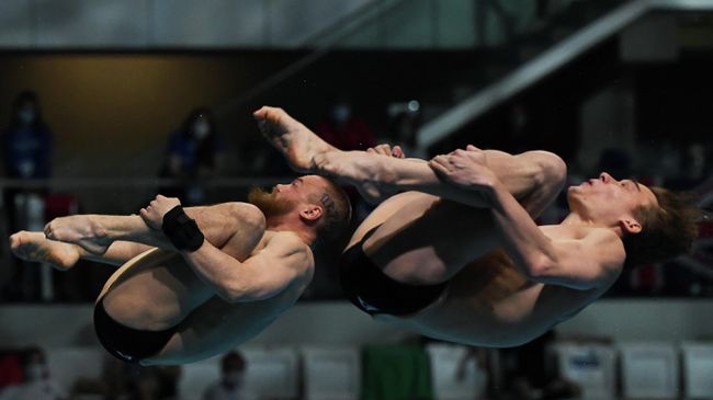 Russia's Nikita Shleikher (R) and Russia's Evgenii Kuznetsov compete in the Men's Synchronised 3m Springboard Diving event during the LEN European Aquatics Championships at the Duna Arena in Budapest on May 13, 2021. (Photo by Attila KISBENEDEK / AFP)