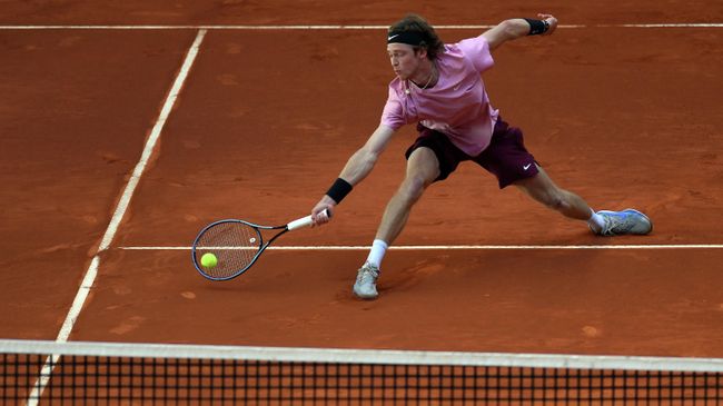 Russia's Andrey Rublev returns the ball to US John Isner during their 2021 ATP Tour Madrid Open tennis tournament singles match at the Caja Magica in Madrid on May 6, 2021. (Photo by OSCAR DEL POZO / AFP)