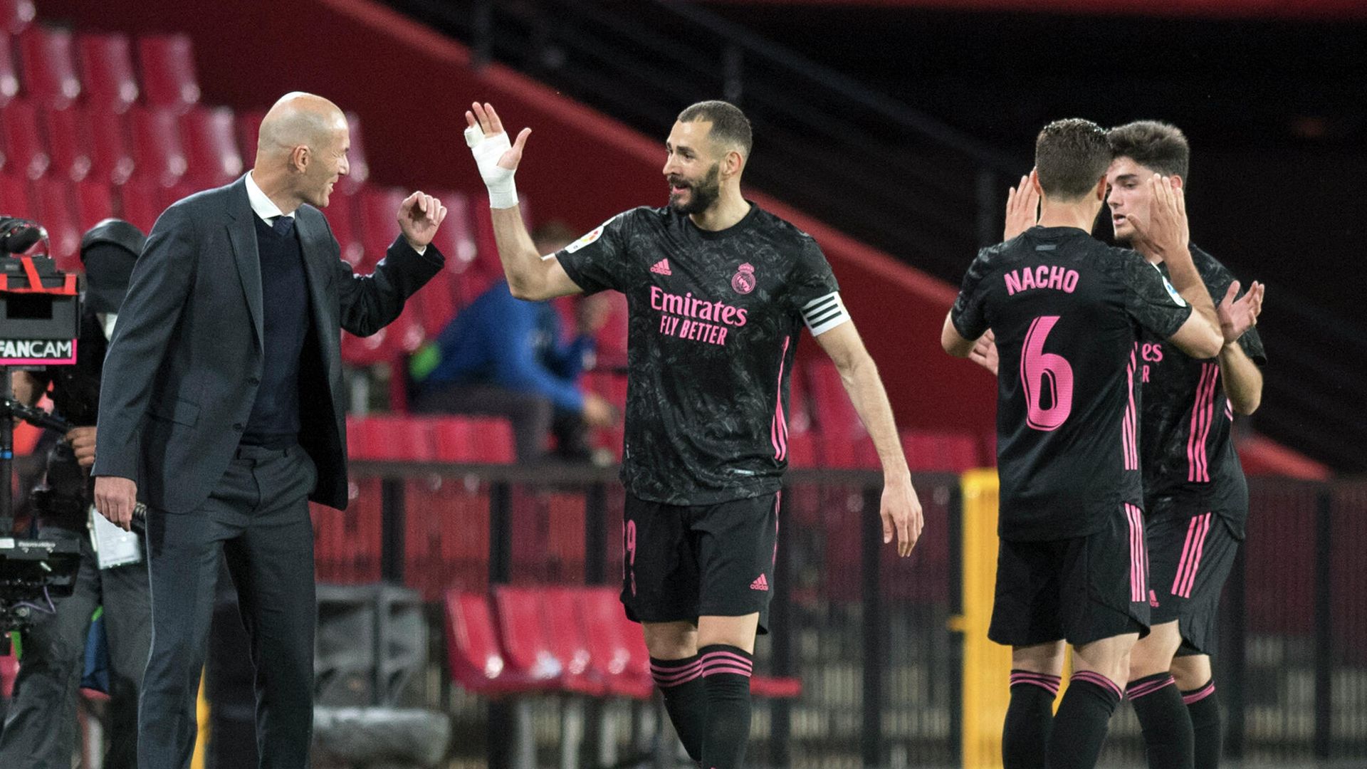 Real Madrid's French forward Karim Benzema celebrates with Real Madrid's French coach Zinedine Zidane after scoring a goal during the Spanish league football match Granada FC against Real Madrid CF at the Nuevo Los Carmenes stadium in Granada on May 13, 2021. (Photo by JORGE GUERRERO / AFP) Real Madrid's French forward Karim Benzema celebrates with Real Madrid's French coach Zinedine Zidane after scoring a goal during the Spanish league football match Granada FC against Real Madrid CF at the Nuevo Los Carmenes stadium in Granada on May 13, 2021. (Photo by JORGE GUERRERO / AFP) - РИА Новости, 1920, 14.05.2021