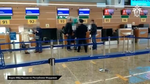 Кадры задержания Алексея Меркушкина при попытке покинуть страну - РИА Новости, 1920, 13.05.2021