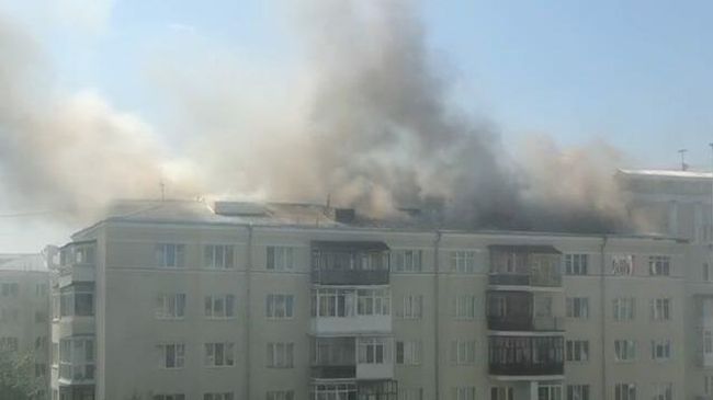Кадры пожара в жилом доме Екатеринбурга