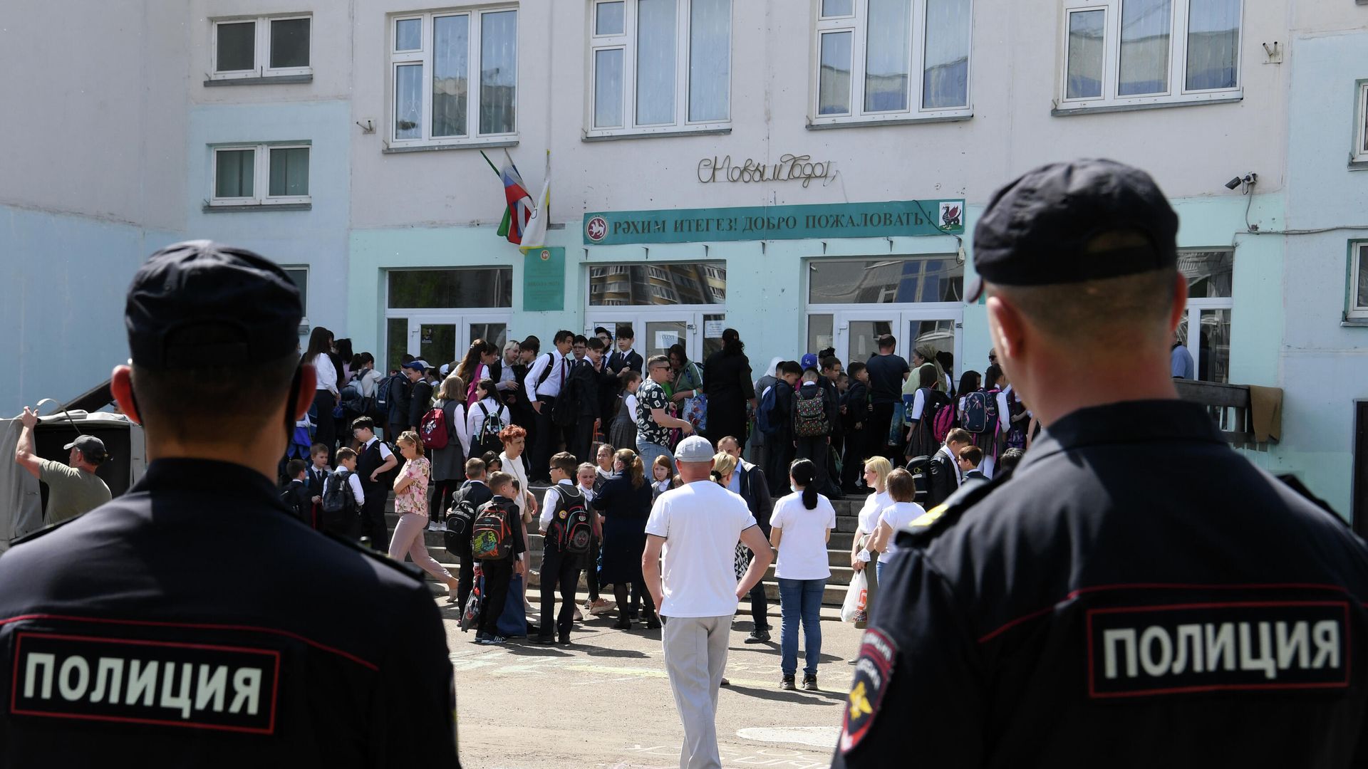 Сотрудники правоохранительных органов у школы №171 в Казани Сотрудники правоохранительных органов у школы №171 в Казани - РИА Новости, 1920, 14.05.2021