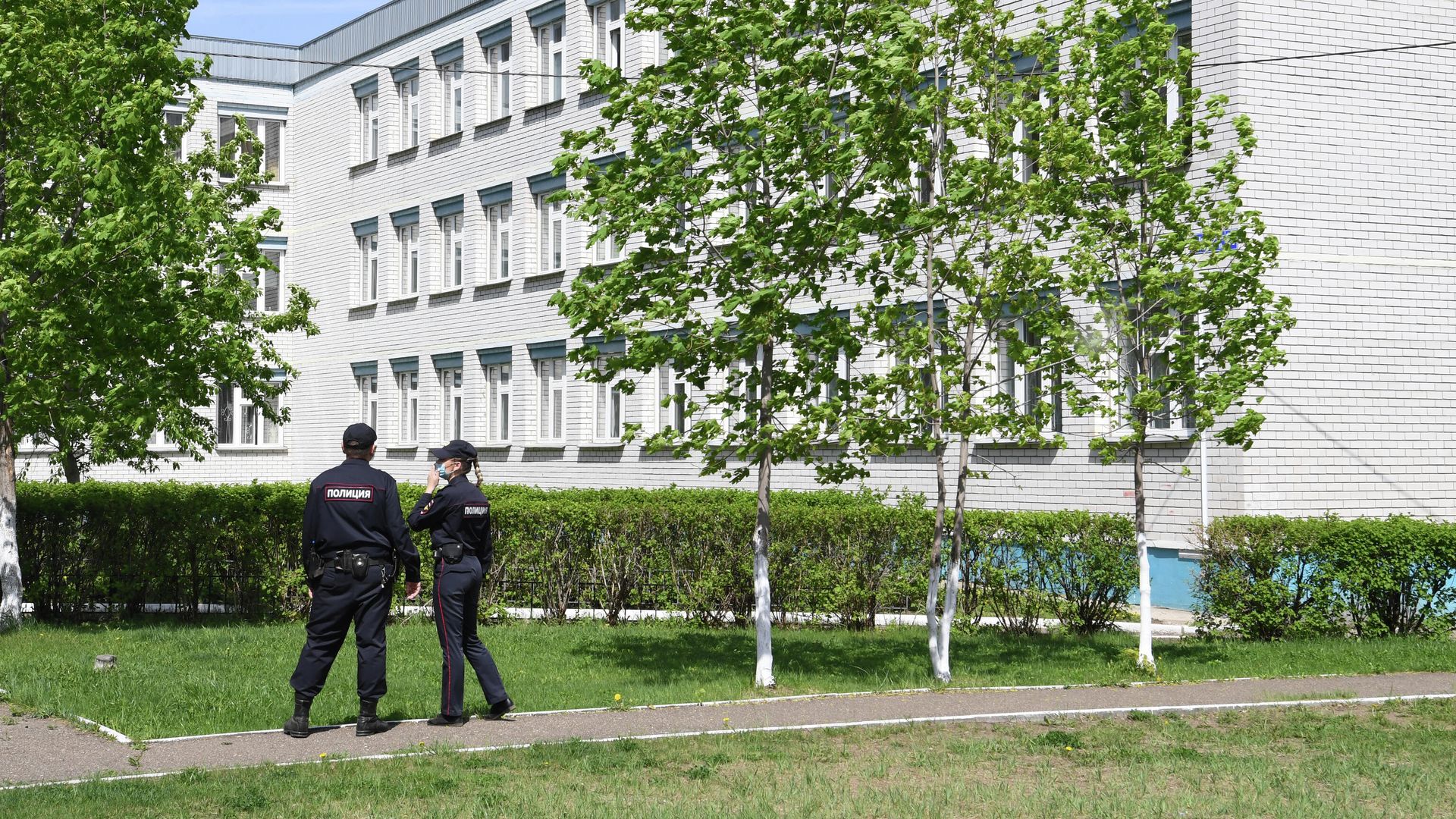 Сотрудники правоохранительных органов у школы №174 в Казани Сотрудники правоохранительных органов у школы №174 в Казани - РИА Новости, 1920, 14.05.2021
