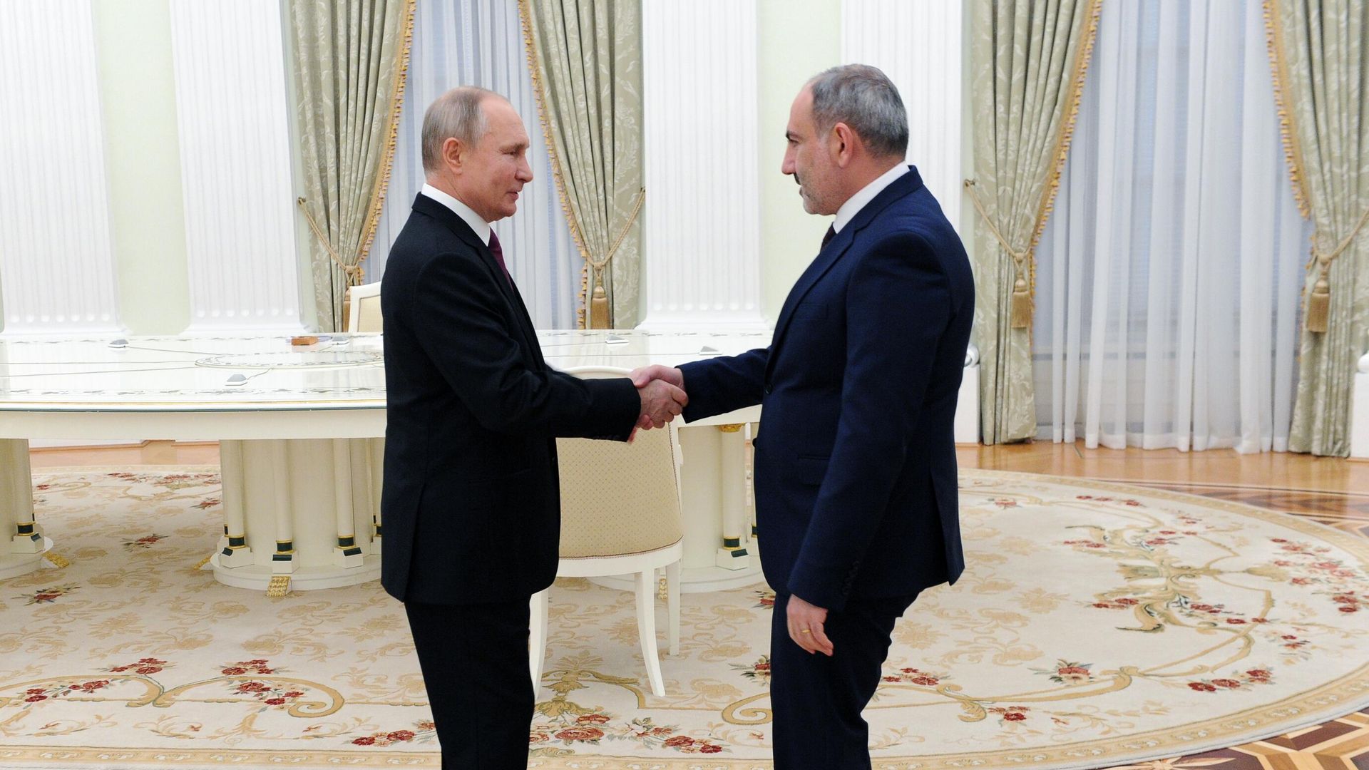 Президент РФ Владимир Путин и премьер-министр Армении Никол Пашинян Президент РФ Владимир Путин и премьер-министр Армении Никол Пашинян - РИА Новости, 1920, 06.07.2021