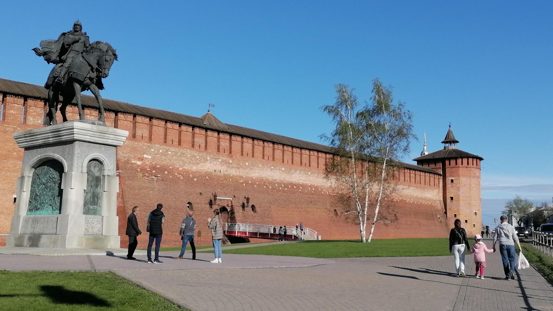 Вид памятник Дмитрию Донскому и стены Кремля в Коломне Вид памятник Дмитрию Донскому и стены Кремля в Коломне - РИА Новости, 1920, 05.07.2021