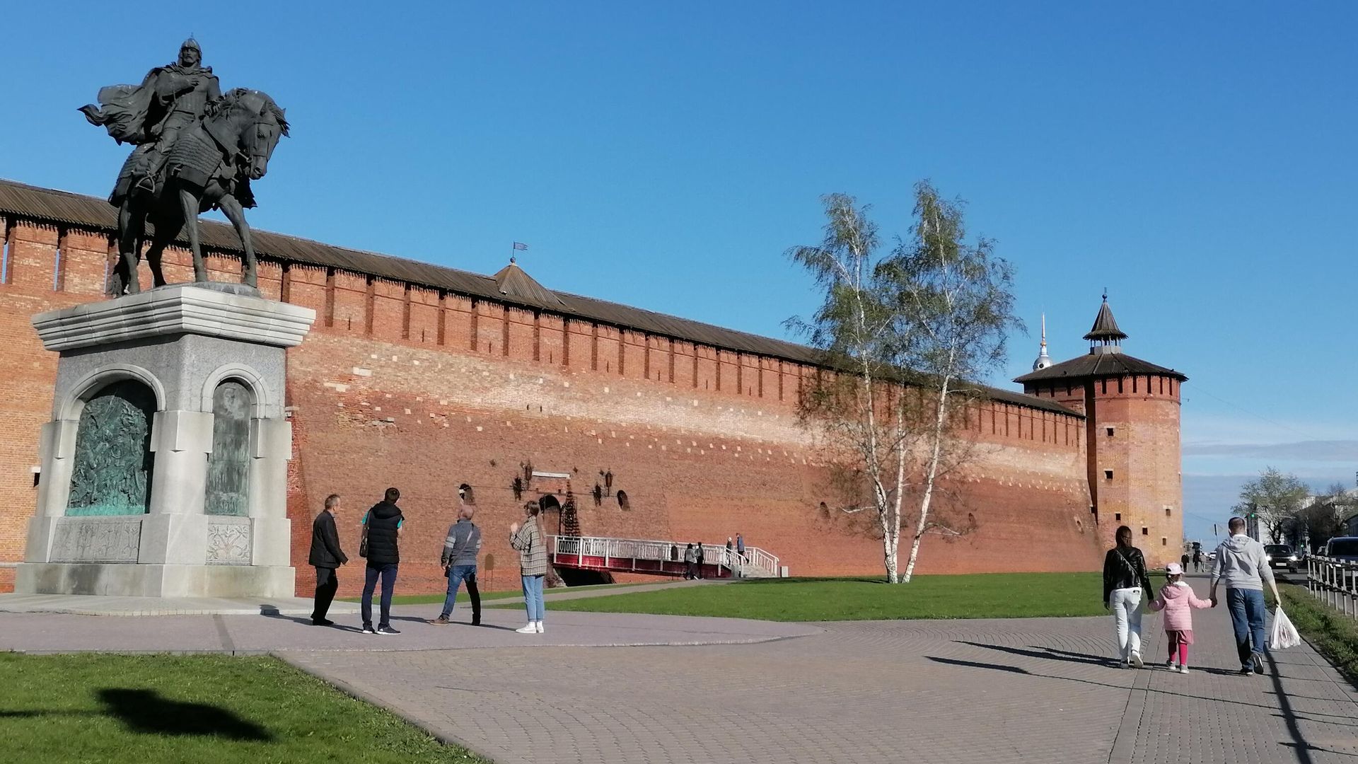 Вид памятник Дмитрию Донскому и стены Кремля в Коломне Вид памятник Дмитрию Донскому и стены Кремля в Коломне - РИА Новости, 1920, 05.07.2021