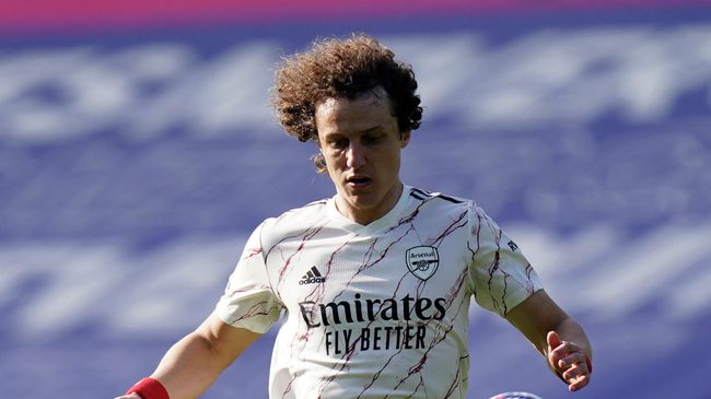 Arsenal's Brazilian defender David Luiz controls the ball during the English Premier League football match between Leicester City and Arsenal at King Power Stadium in Leicester, central England on February 28, 2021. (Photo by Tim Keeton / POOL / AFP) / RESTRICTED TO EDITORIAL USE. No use with unauthorized audio, video, data, fixture lists, club/league logos or 'live' services. Online in-match use limited to 120 images. An additional 40 images may be used in extra time. No video emulation. Social media in-match use limited to 120 images. An additional 40 images may be used in extra time. No use in betting publications, games or single club/league/player publications. / 