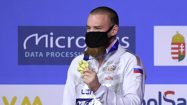 Gold medallist Russia's Evgenil Kuznetsov poses on the podium  after the Men's 3m Springboard Diving event during the LEN European Aquatics Championships at the Duna Arena in Budapest on May 14, 2021. (Photo by Attila KISBENEDEK / AFP)