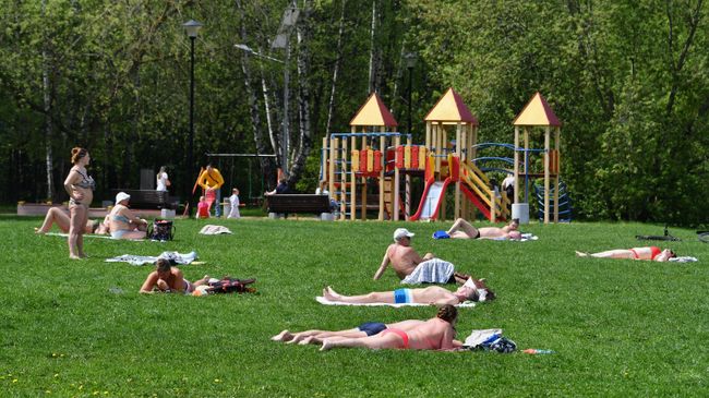 Отдыхающие в парке Сокольники в Москве. 15 мая 2021