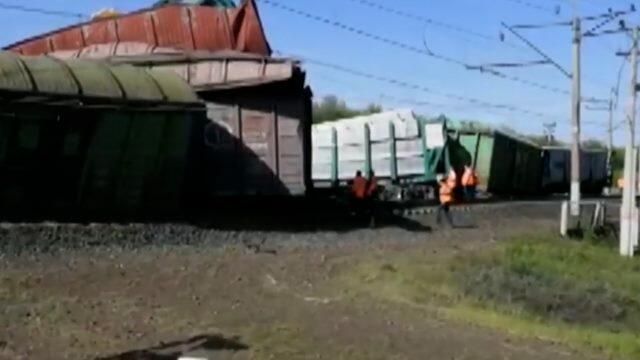 Вагоны грузового поезда сошли с рельсов в Самарской области. Кадры СК Вагоны грузового поезда сошли с рельсов в Самарской области. Кадры СК - РИА Новости, 1920, 15.05.2021